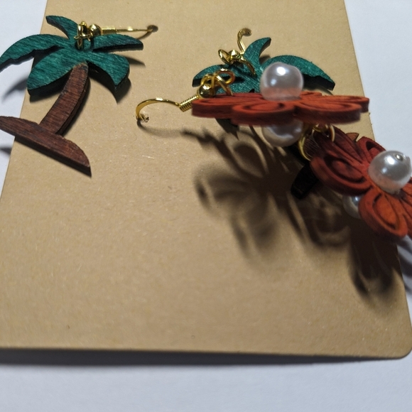 Wooden Floral and Coconut Tree earrings. - Picture 9 of 9